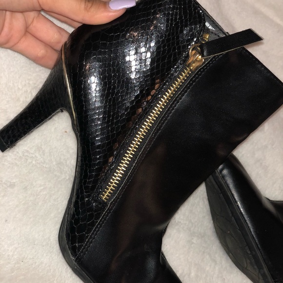 Classic black booties with gold detailing - Picture 3 of 4